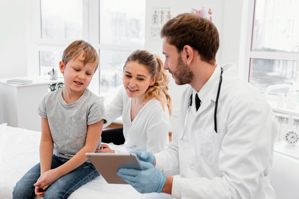 Médico explicando os benefícios do plano de saúde para mãe e filho