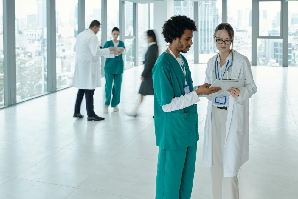 Profissionais de saúde em Guarulhos discutindo estratégias em ambiente hospitalar.
